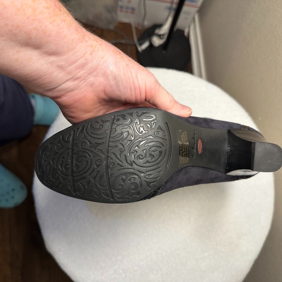 Clarks Artisan Navy Blue Suede Pump Heels, Wingtip toe detail, Size 9.5 New - Picture 5 of 5